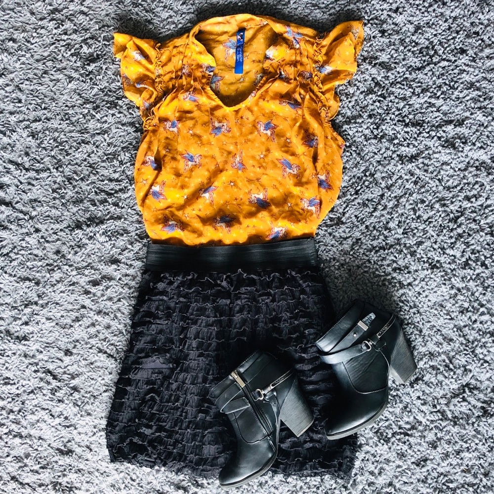 ❌SOLD Cute unicorn/Pegasus mustard top